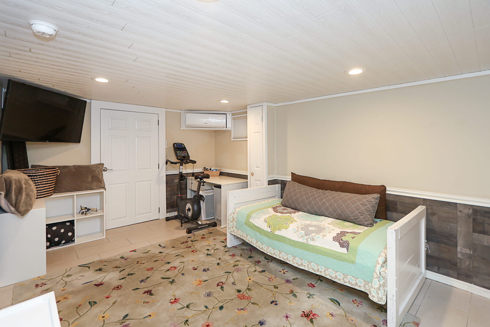 58 Elm Court, New Hyde Park 31